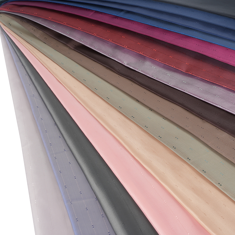 Jacquard od bijelog poliestera s valovitom strelicom