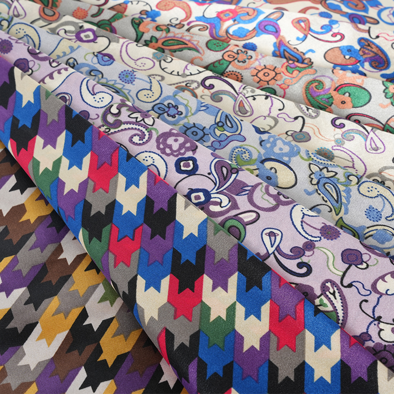 Poliester 50*75 upletena satenska tkanina s geometrijskim satenskim tiskom